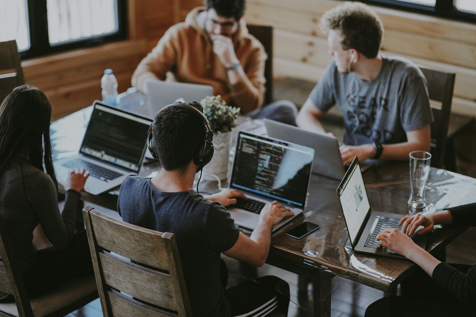 Team-Arbeit an einem KI-Projekt